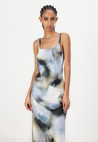 Rochie fără mâneci, cu lungime până la podea, dintr-un material fluid, cu o combinație de culori bleu, negru și galben, având un model asemănător cu acuarela.