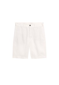 Shorts bianchi in lino con un design a vita piatta, dotati di due tasche sui lati e una chiusura con un singolo bottone nero in vita.