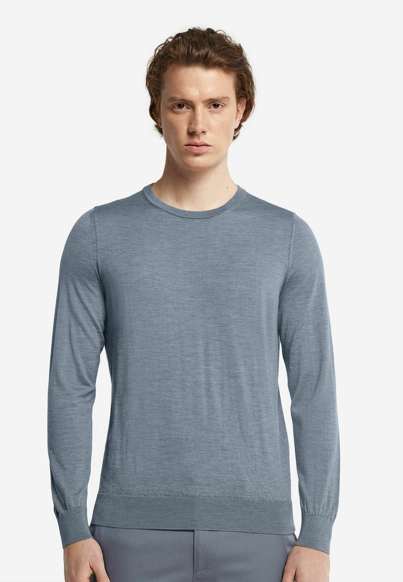 Helles blauer Pullover mit langen Ärmeln, aus weichem Stoff gefertigt, hat einen Rundhalsausschnitt, gerippte Bündchen und eine glatte Textur mit einem figurbetonten Schnitt.