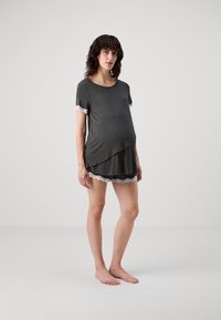 Sötét szürke anyagból készült kismama szett, rövid ujjú top lace díszítéssel a ujjakon, hozzá illő csipkeborítású rövidnadrággal.