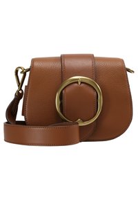 Brun läder crossbody-väska med rundad siluett, framträdande brassring-hardware och avtagbar rem. Texturerad yta.