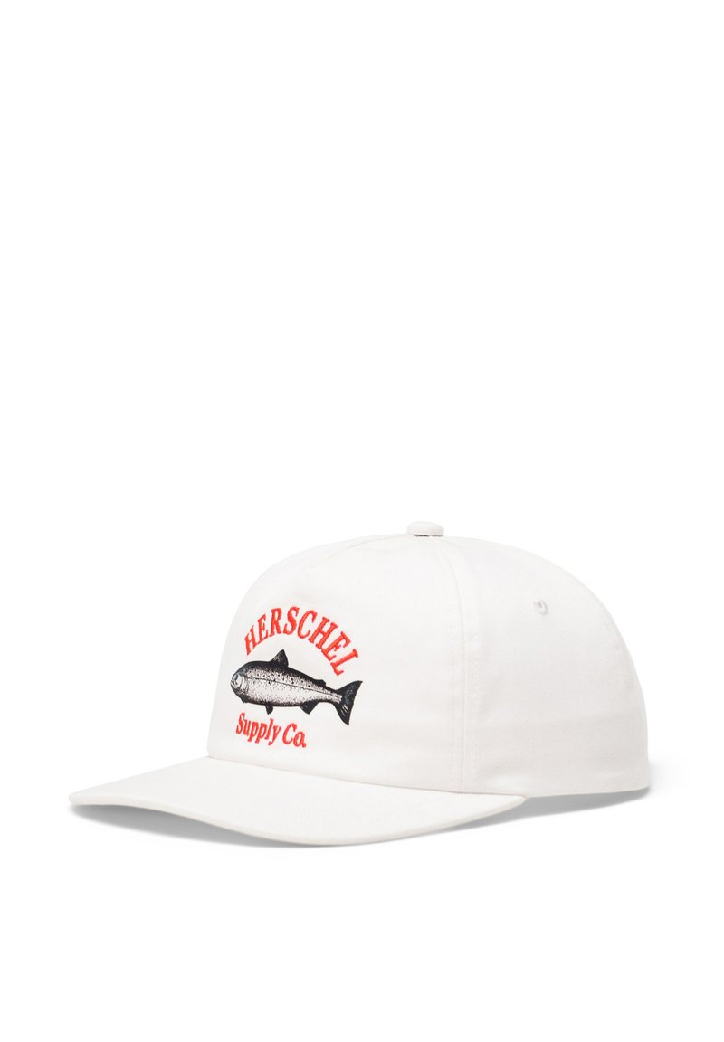 Gorra blanca con visera plana, diseño de trucha bordado y texto "HERSCHEL Supply Co." en rojo. Fabricada en tela de algodón.