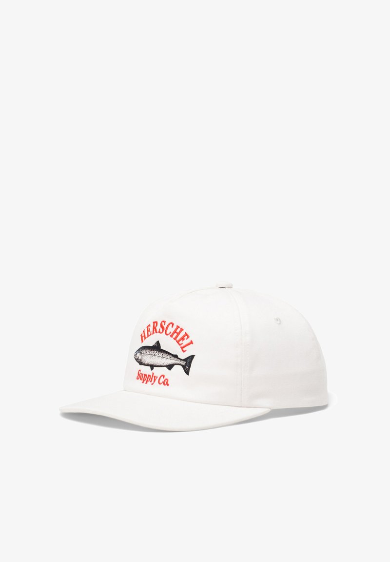 Gorra blanca con visera plana, diseño de trucha bordado y texto "HERSCHEL Supply Co." en rojo. Fabricada en tela de algodón.