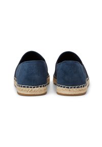 Espadrilles en daim bleu marine avec une semelle en jute tressé, présentant un logo subtilement embossé et un design à l'arrière arrondi.
