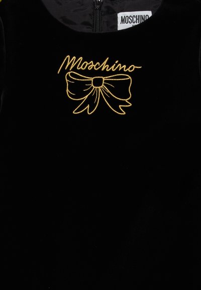 Svart sammetsklänning med guld broderad "Moschino"-text och en rosett-design. Inkluderar en dragkedjestängning bak.