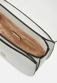 Guess GIZELE MINI SADDLE CROSSBODY - Taška s příčným popruhem - white