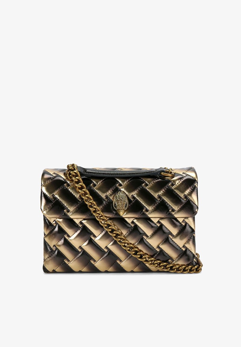 Woven metaliczna złota torba z łańcuszkiem, ozdobiona zapięciem z dekoracyjnym elementem oraz eleganckim, usztywnionym kształtem.