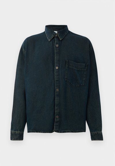 Mørk denim skjorte med knapper og spiss krage, lange ermer, brystlomme og metallknappdetaljer. Jevn tekstur, avslappet passform.