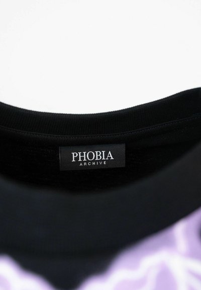 Maglione a girocollo in cotone nero con motivo grafico viola, presenta un'etichetta tessuta con la dicitura "PHOBIA ARCHIVE" all'interno del colletto.