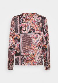 Langärmlige Bluse aus schwarzem Stoff mit einem bunten Paisleymuster, geometrischen Designs und kontrastierenden filigranen Details.