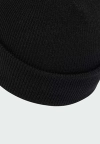 Czarna dzianinowa czapka beanie z prążkowaną teksturą i podwiniętym mankietem. Miękki materiał z bezszwowym, zaokrąglonym wierzchem. Odpowiednia na zimną pogodę.