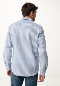 Camisa de manga larga azul claro con finas rayas verticales blancas, con cuello puntiagudo y puños abotonados. Tejido suave, dobladillo curvado.