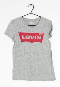 Šedé bavlněné tričko s krátkým rukávem, na přední straně se velkým červeným logem Levi's, kulatým výstřihem a bočním štítkem v červené barvě.