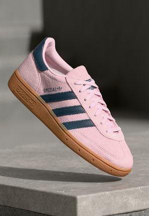 adidas Originals HANDBALL SPEZIAL - Tenisky - clear pink/arctic night