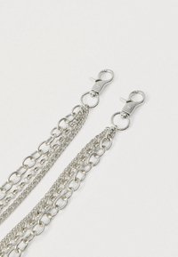 Zilverkleurige metalen ketting met meerdere strengen, die verschillende schakelmaten heeft en aan beide uiteinden voorzien is van twee karabijnsluitingen voor een stevige bevestiging.