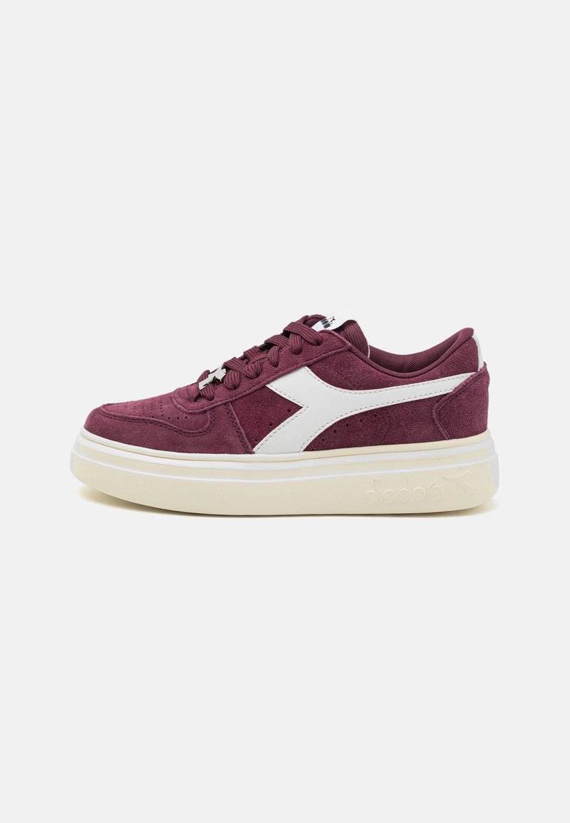 Sneaker in suede bordeaux con dettagli in pelle bianca, punta rotonda e chiusura con lacci. Suola spessa color crema con dettagli testurizzati e logo.