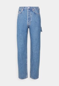 Jeans de mezclilla azul con un diseño de pierna recta, cintura alta y costuras visibles. Presenta bolsillos frontales, un cierre de botón y una etiqueta lateral.