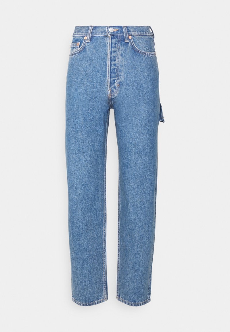 Jeans de mezclilla azul con un diseño de pierna recta, cintura alta y costuras visibles. Presenta bolsillos frontales, un cierre de botón y una etiqueta lateral.