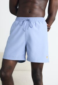 Carhartt WIP CHASE SWIM TRUNKS - Shorts da mare - charm blue/gold