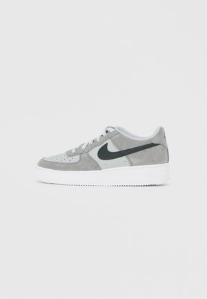 Szaro-biały but Nike Air Force 1 z czarnym logo Swoosh i białą podeszwą, pokazany z boku na jednolitym tle.