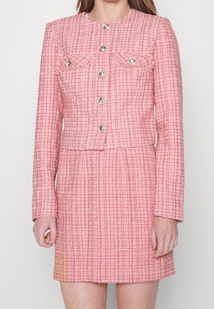 Pink kariertes, texturiertes zweiteiliges Outfit mit langen Ärmeln, goldenen Knöpfen vorne am Jackett und passendem Minirock.