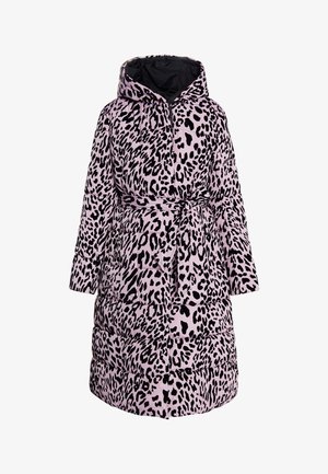 Roze panterprint pufferjack met een aangesnoerde taille, lange mouwen en een capuchon. Heeft geplooide secties en een voorkleur.