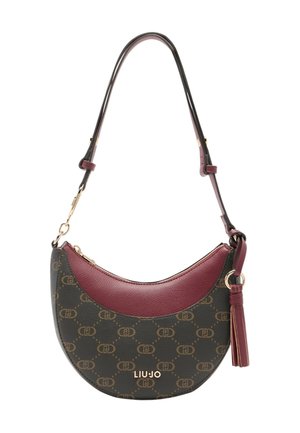 Borsa marrone e bordeaux a forma di mezzaluna, materiale testurizzato, dettagli in metallo dorato, logo e tracolla regolabile.