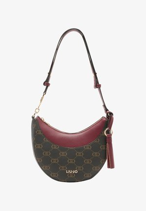 Borsa marrone e bordeaux a forma di mezzaluna, materiale testurizzato, dettagli in metallo dorato, logo e tracolla regolabile.