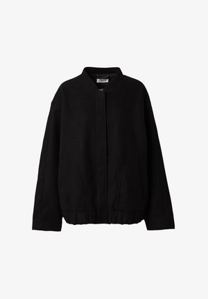 Schwarze Bomberjacke aus einem weichen Stoff, mit rundem Kragen, Fronttaschen und elastischem Bund für eine lässige Passform.