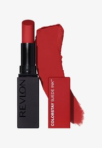 Revlon ColorStay Suede Ink w matowej czerwonej barwie, z czarną prostokątną tubką z aplikatorem do podnoszenia i czerwoną smugą szminki.