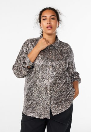 Langärmliges Button-Up-Hemd aus einem strukturierten Stoff mit einem mehrfarbigen Muster, mit Kragen und hochgerollten Ärmeln.