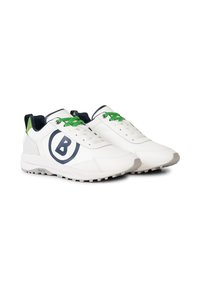 Paire de baskets blanches avec des lacets verts, un intérieur bleu marine et un grand logo "B" bleu marine sur le côté.