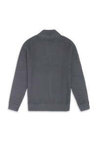 Grauer Strickpullover mit hohem Kragen, der ein strukturiertes Muster, gerippte Bündchen und Saum aufweist, aus weichem, warmem Material gefertigt.