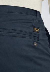 AMERICAN CLASSIC REGULAR FIT
 - Chinos - salute