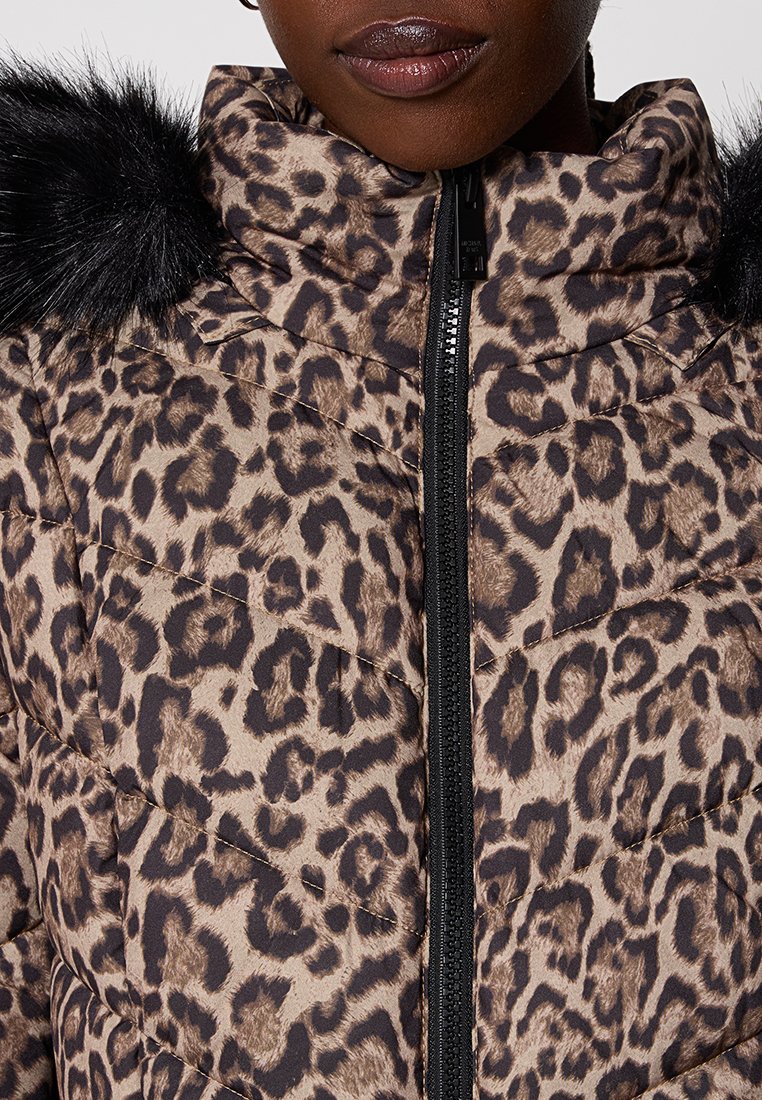 Leopardenmuster-Pufferjacke mit hohem Kragen, Reißverschluss und schwarzem Kunstfellbesatz an der Kapuze. Strukturierter Stoff mit Zickzacknähten.
