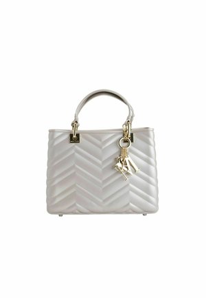 Borsa trapuntata a chevron in grigio chiaro, con dettagli in argento e un portachiavi decorativo. Texture liscia con forma strutturata.