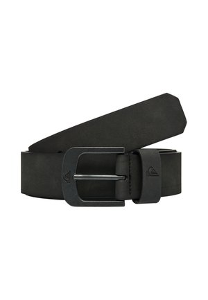 Zwarte leren riem met een matzwarte metalen gesp, met een klein reliëflogo op de gesp en riemlus.