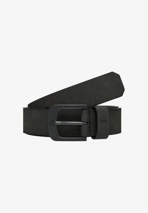 Ceinture en cuir noir avec une boucle en métal noir mat, ornée d'un petit logo embossé sur la boucle et la passant de ceinture.