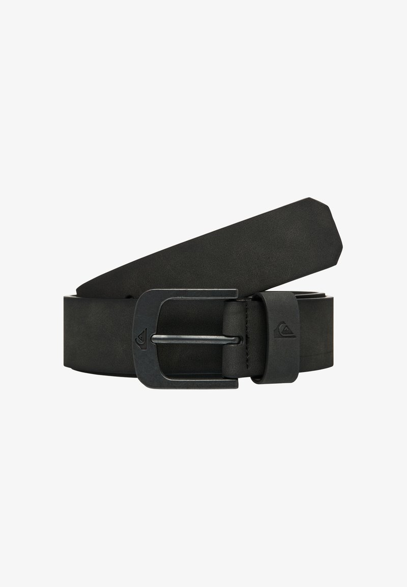 Cinturón de cuero negro con hebilla metálica negra mate, con un pequeño logo en relieve en la hebilla y el pasador.