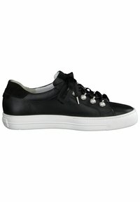 Zwarte leren sneaker met een gestructureerde afwerking, voorzien van een witte rubberen zool en decoratieve metalen accenten op de veters, vastgebonden met een zwart satijnen lint.