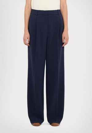 Pantalons larges navy en tissu léger, dotés d'une taille haute, de plis et de poches latérales. Texture lisse et coupe ajustée.