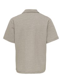 Chemise beige en maille gaufrée à manches courtes avec col, vue de dos.
