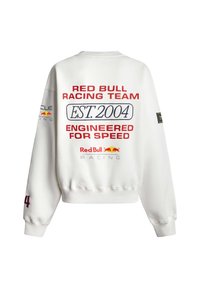 Λευκό φούτερ με κόκκινο και μαύρο κείμενο "Red Bull Racing Team EST. 2004 Engineered for Speed" και λογότυπα Red Bull στην πλάτη και τα μανίκια.