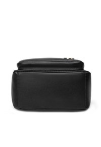 Zwarte leren tas met een gestructureerd oppervlak, rechthoekige vorm en een ritssluiting aan de bovenkant. Opvallende kenmerken zijn de steekdetails en gouden hardware.