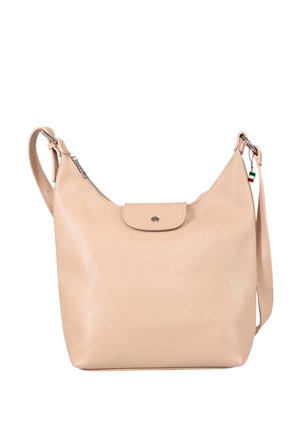 Sac à bandoulière en cuir beige clair avec sangle réglable, rabat avant avec bouton-pression et petit charm drapeau italien sur la tirette de la fermeture éclair.