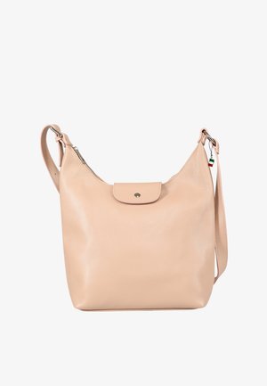 Licht beige leren schoudertas met verstelbare riem, voorflap met drukknop en een kleine Italiaanse vlag als bedel aan de ritssluiting.