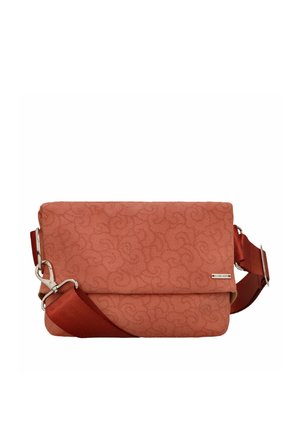 Ruosteen värinen kangaslähetti laukku, jossa hienovarainen kierrehahmio, säädettävä punainen hihna, hopeiset soljet ja pieni tuotemerkintä etukannessa.