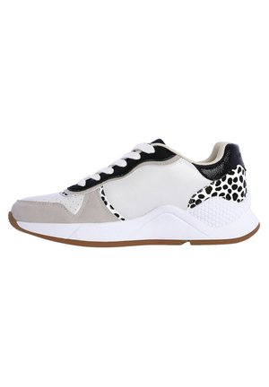 Zapatilla blanca y gris con acentos negros, que cuenta con una parte superior de cuero suave, detalles perforados, un panel estampado y una suela texturizada.