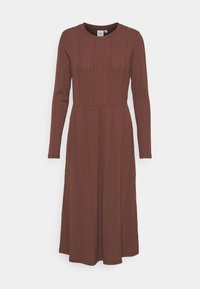 Prążkowana, długosleeve sukienka w bogatym brązowym kolorze z okrągłym dekoltem i dopasowanym korpusem, rozszerzającym się do spódnicy o długości do kolan.