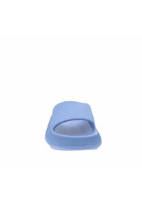 Sandalo scivoloso azzurro chiaro realizzato in plastica texturizzata, con un design open toe, suola liscia e soletta imbottita per il comfort.